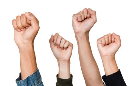 Vier Fäuste die motiviert in die Luft gehalten werden